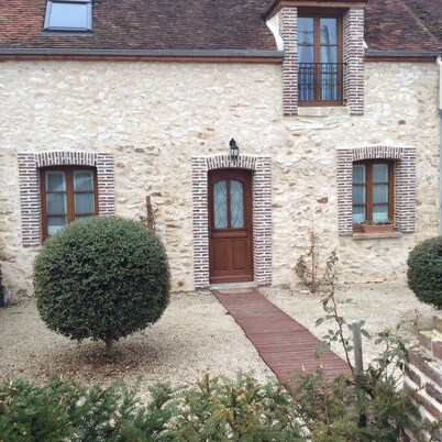 Elegant cottage in a 8 ha park with lake, toys/swing set/ping pong ...Paris 80km