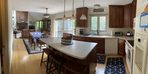 Fridge, microwave, oven, stovetop - Summer's Coming - - Book Your 2026 Stay Today! (Huddleston)