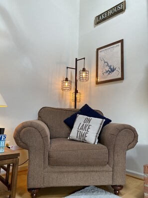 Interior - Summer's Coming - - Book Your 2026 Stay Today! (Huddleston)