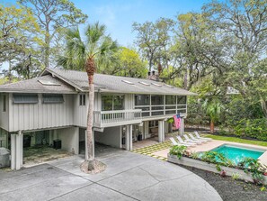 Exterior - Beachwalk Cottage – Steps to Beach, Free Seasonal Pool Heat, Sleeps 10, 4 King Suites (Hilton Head Island)