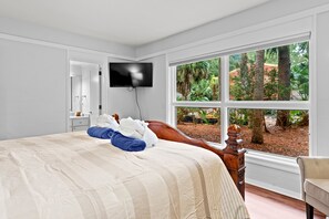 4 habitaciones, escritorio y tabla de planchar con plancha