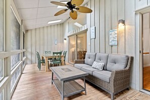 Outdoor dining - Beachwalk Cottage – Steps to Beach, Free Seasonal Pool Heat, Sleeps 10, 4 King Suites (Hilton Head Island)