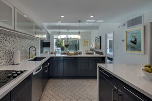 冷蔵庫、電子レンジ、オーブン、コンロ