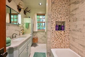 Duschwanne, Haartrockner, Handtücher, Seife