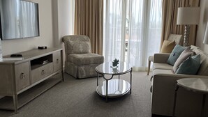 Un salon équipé d’un téléviseur à écran plat, d’un canapé, d’une table basse et d’un meuble pour la télévision.