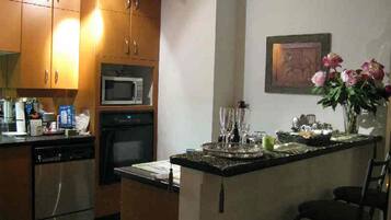 Réfrigérateur, micro-ondes, four, plaque de cuisson