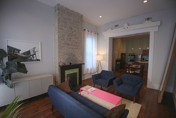 Televisión y chimenea 