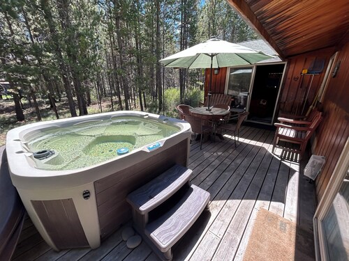 Mt Bachelor, Deschutes River Cozy Cabin w/HotTub, Minutes to Sunriver