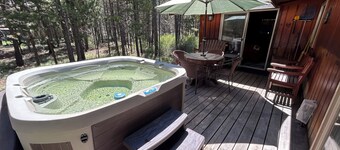 Mt Bachelor, Deschutes River Cozy Cabin w/HotTub, Minutes to Sunriver