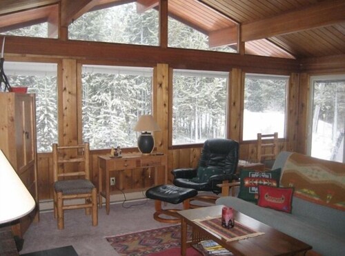 Mt Bachelor, Deschutes River Cozy Cabin w/HotTub, Minutes to Sunriver