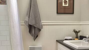 Dusche, Whirlpool, Haartrockner, Handtücher