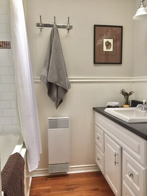 Dusche, Whirlpool, Haartrockner, Handtücher