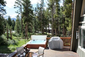 Terrace/patio - Cozy ski chalet 1/2 mile from Main Street, Great Location (Breckenridge)