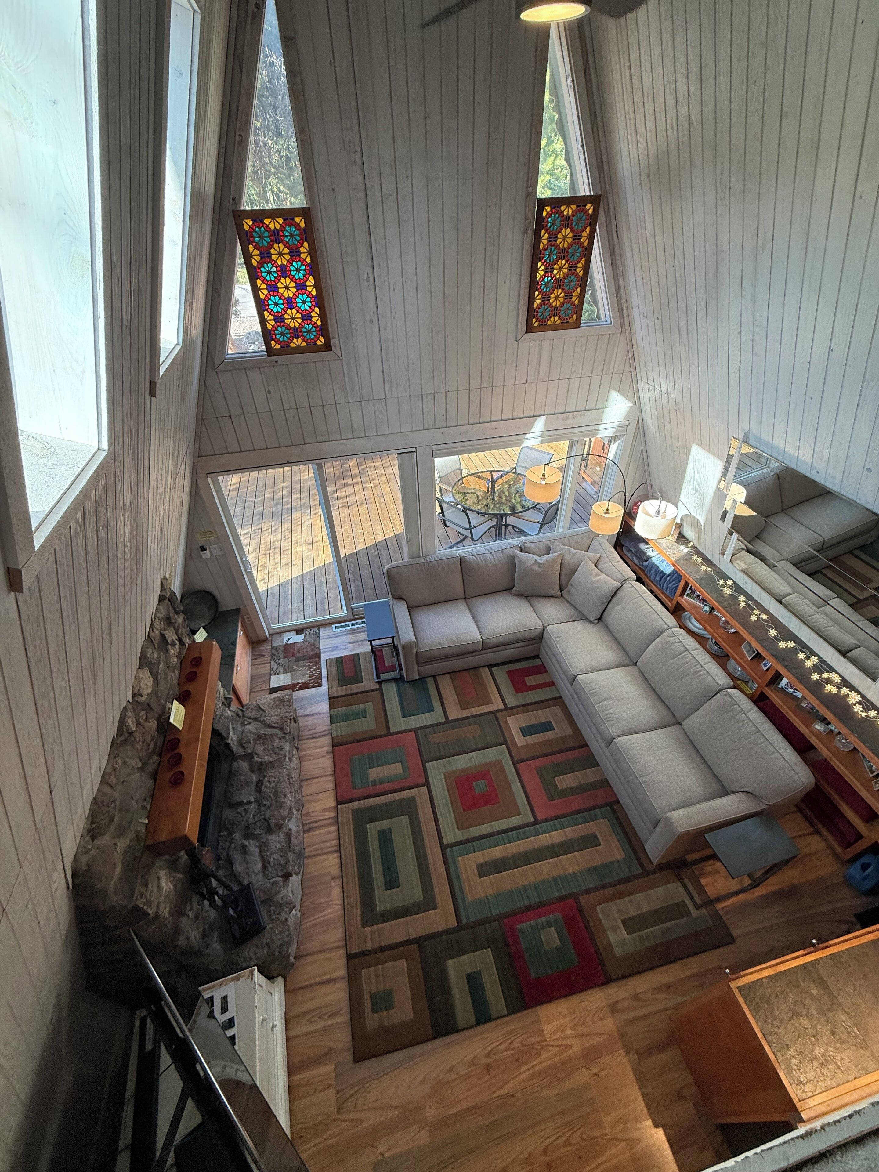 Smart-tv, pejs, dvd-afspiller, bøger