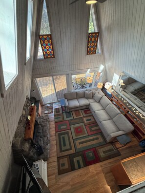 智能电视、壁炉、DVD 播放器、书