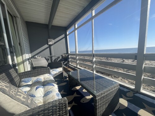 Sandy Paws Beach House. Pet Friendly! Completely renovated in 2024!