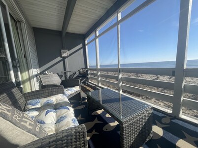 Sandy Paws Beach House. Pet Friendly! Completely renovated in 2024!