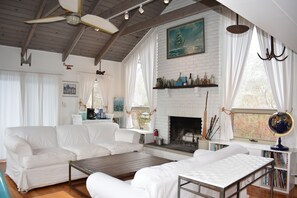 Smart TV, fireplace, DVD player, books - Hither Hills Beach Retreat; Walk to Ocean Beach & Town; Pool; Jacuzzi; Kid Ready (Montauk)