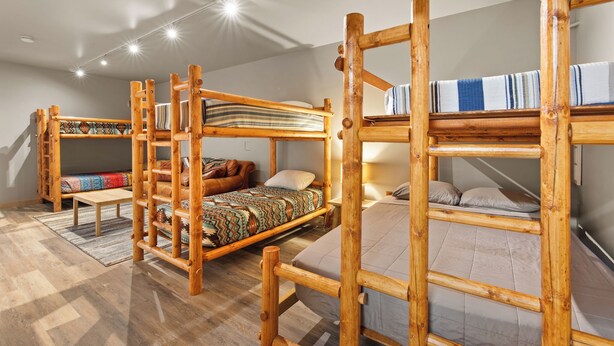 4 habitaciones, tabla de planchar con plancha y cuna de viaje