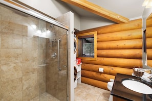 Badewanne, Whirlpool, Haartrockner, Handtücher