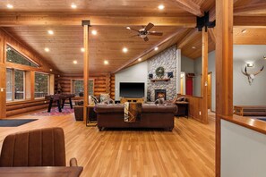 Smart TV, chimenea, reproductor de DVD y futbolito 