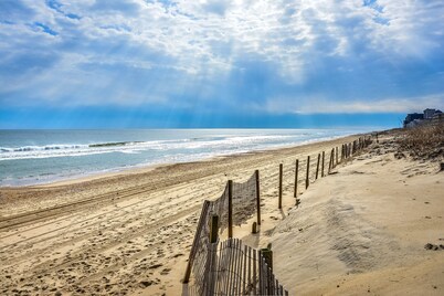Charming 3BR 2BA Unit, Close to the Beach, Great Restaurants and Shopping!