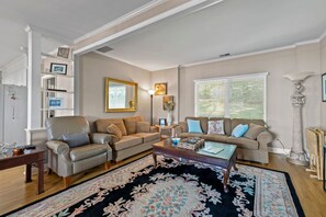 Älytelevisio, takka, DVD-soitin, kirjoja