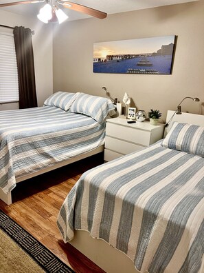 2 bedrooms, iron/ironing board, travel cot, free WiFi - Swedish owned Spacious Condo with view over the large pool area and the beach (Indian Rocks Beach)