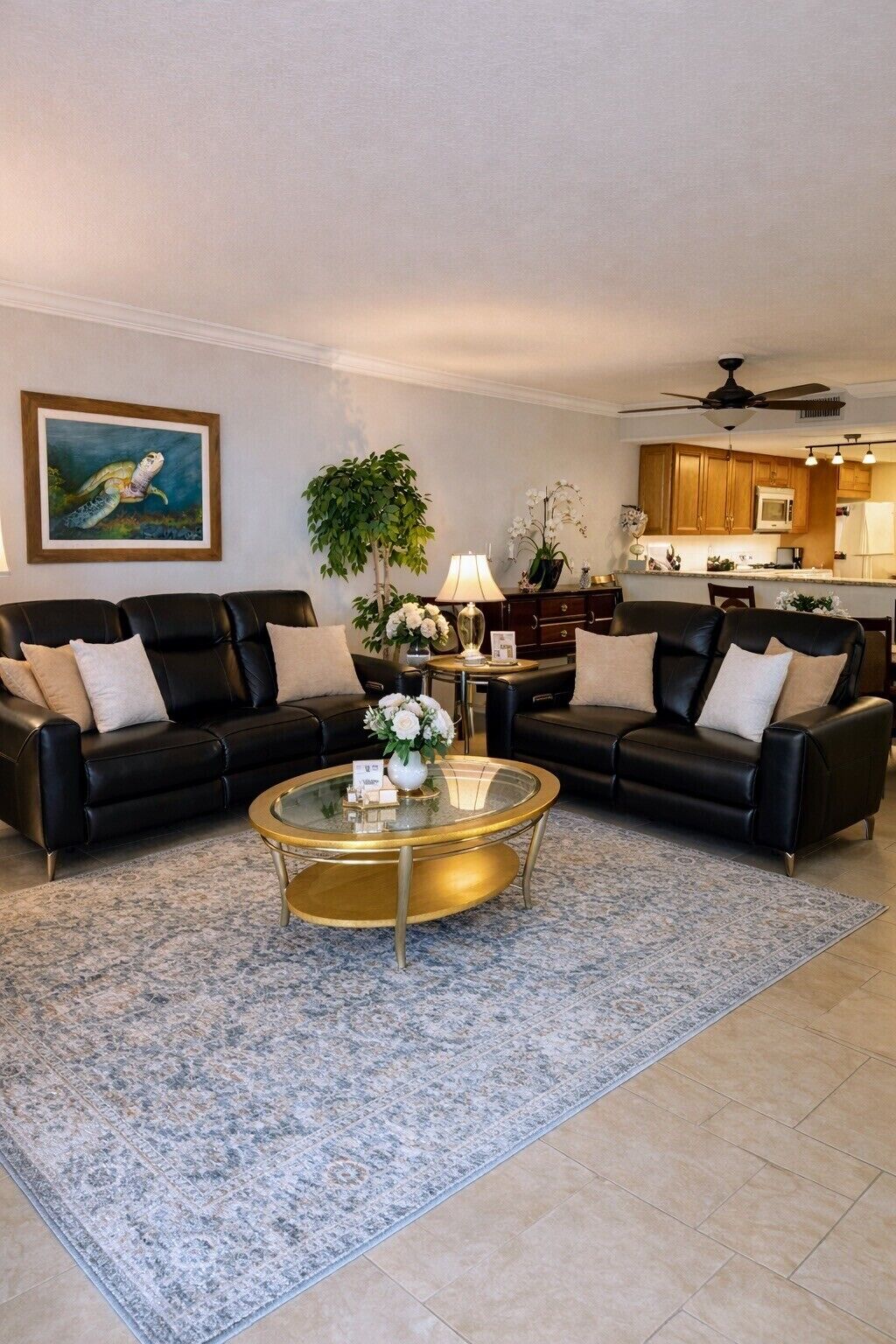 Smart TV, chimenea, libros y estéreo 