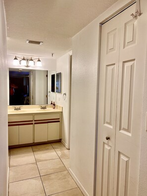 Duschwanne, Haartrockner, Handtücher, Seife