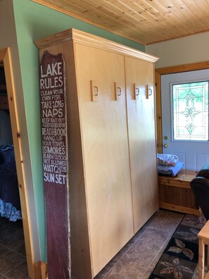 2 bedrooms, free WiFi, bed sheets, wheelchair access