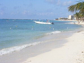 Nära stranden, solstolar och strandhanddukar