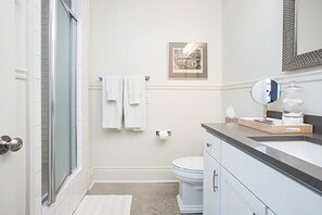 Shower, hair dryer, towels - Historic Uptown Cottage - 1 mile to Tulane & Loyola (New Orleans)