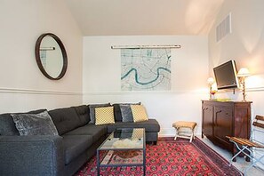 TV - Historic Uptown Cottage - 1 mile to Tulane & Loyola (New Orleans)