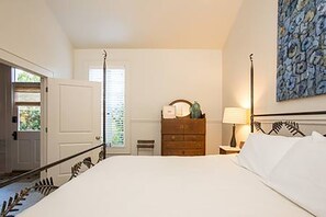 2 bedrooms, iron/ironing board, WiFi, bed sheets - Historic Uptown Cottage - 1 mile to Tulane & Loyola (New Orleans)