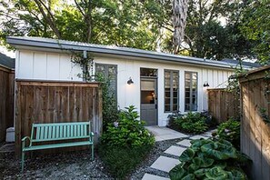 Exterior - Historic Uptown Cottage - 1 mile to Tulane & Loyola (New Orleans)