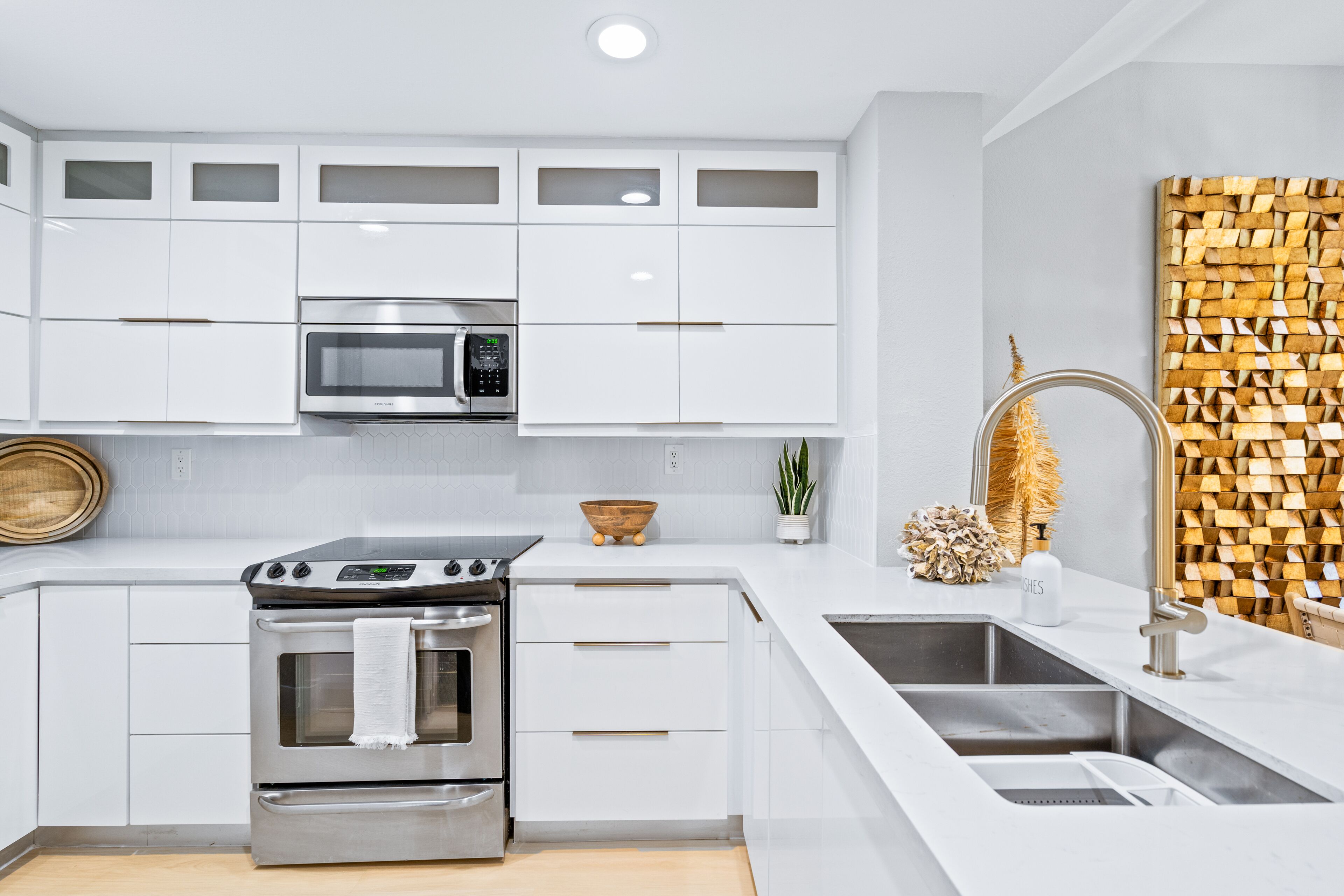 Réfrigérateur, micro-ondes, four, plaque de cuisson