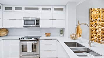 Réfrigérateur, micro-ondes, four, plaque de cuisson