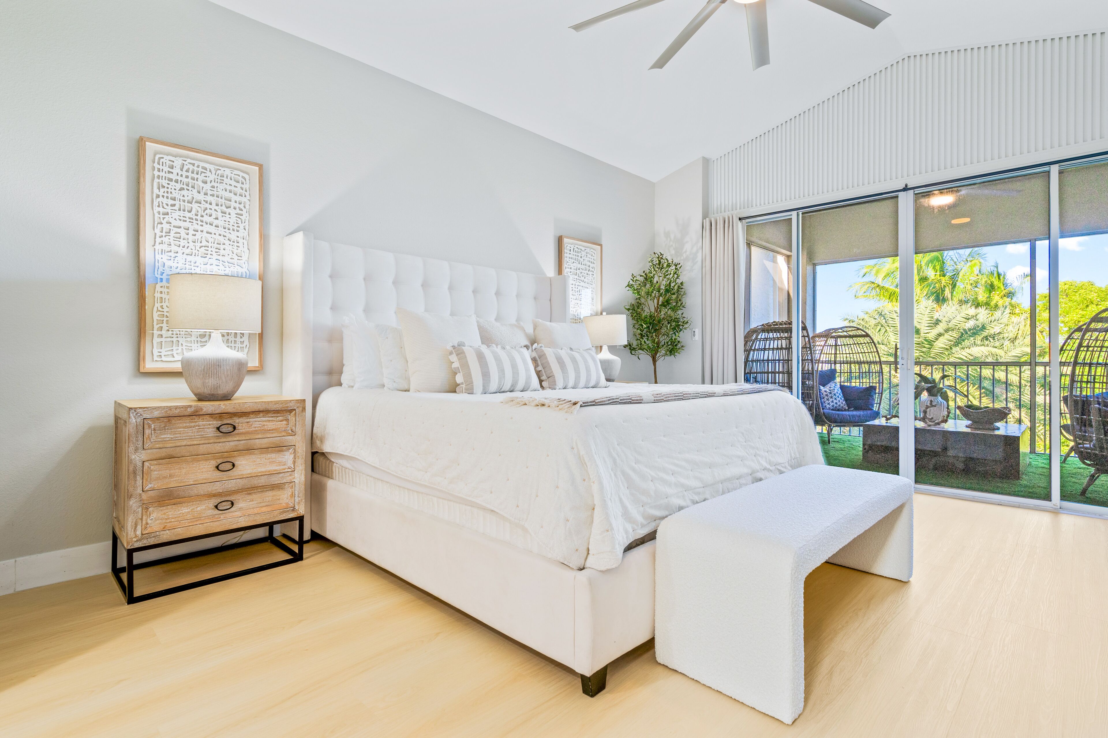 3 habitaciones, tabla de planchar con plancha y cuna de viaje 