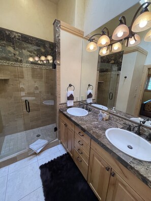 Hair dryer, towels - Spacious 4 bedroom Golf Course Home w/ Hot Tub by Gorecreek Rentals (Avon)