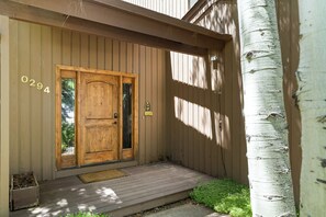 Exterior detail - Spacious 4 bedroom Golf Course Home w/ Hot Tub by Gorecreek Rentals (Avon)
