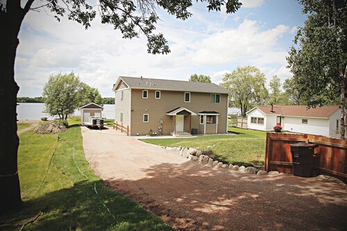 Beautiful 5 Bedroom, 3 Bath Lake Home 