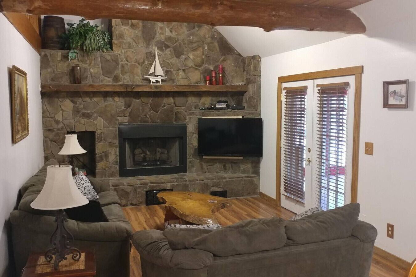 Una televisión, una chimenea, un futbolín, una mesa de tenis de mesa