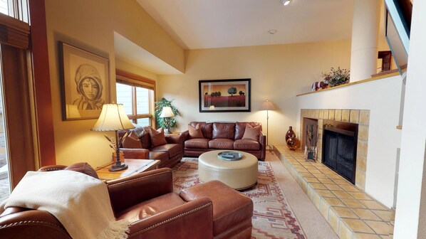 TV - Enjoy mountain and river views at cozy 3 bdrm condo w/ secluded backyard and walk-out patio to Gore Creek, pool & hottub access, and shuttle valet Grand Hyatt Vail (Vail)