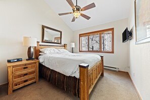 3 bedrooms, WiFi, bed sheets - Enjoy mountain and river views at cozy 3 bdrm condo w/ secluded backyard and walk-out patio to Gore Creek, pool & hottub access, and shuttle valet Grand Hyatt Vail (Vail)