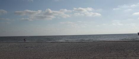 Una playa con cielo despejado y algunas nubes.