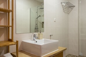Douche, sèche-cheveux, serviettes fournies, papier toilette