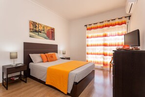 1 dormitorio, tabla de planchar con plancha, wifi y ropa de cama