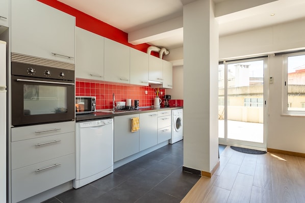 Kühlschrank, Mikrowelle, Ofen, Herdplatte