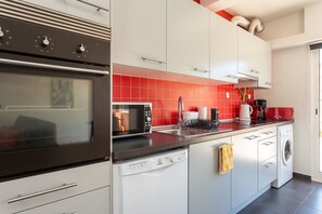 Réfrigérateur, four à micro-ondes, un four, surface de cuisson
